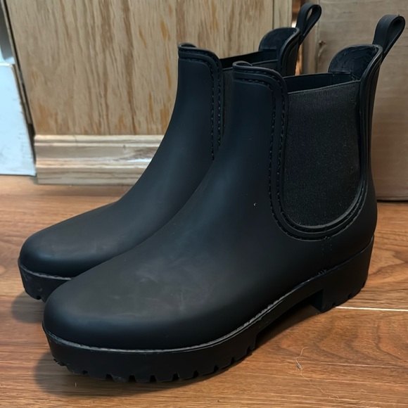 ✨FREE SHIPPING✨ jeffrey campbell waterproof chelsea booties - Picture 1 of 4